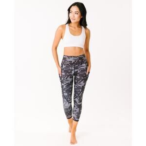 Zyia Black Pocket Light N Tight Camo Cropped Metallic Leggings Size 8-10 Medium